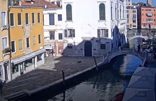 Канал и дома на воде в Венеции